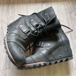 Sorrel Joan of Arctic Heeled Mid Boot